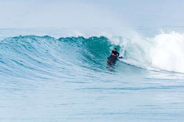 Bodyboarder surfen ocean wave — Stockfoto