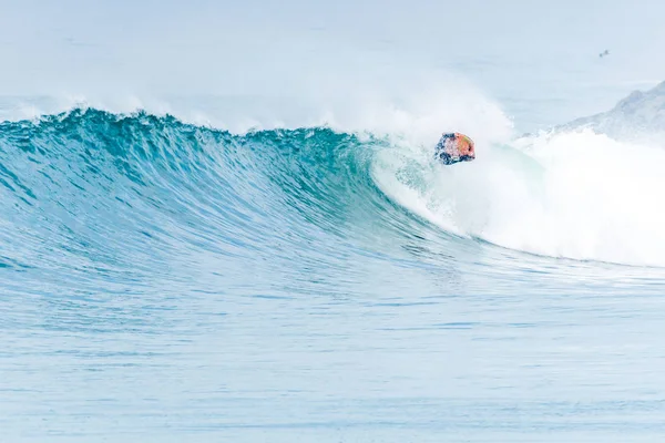 Bodyboarder surfing ocean fala — Zdjęcie stockowe