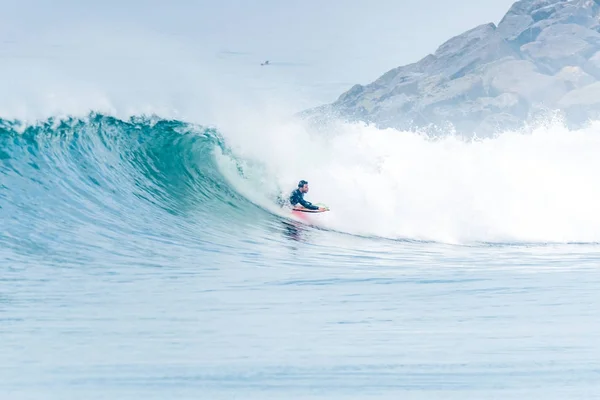 Bodyboarder surfování ocean wave — Stock fotografie