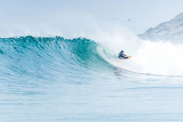 Bodyboarder surfování ocean wave — Stock fotografie