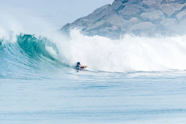 Bodyboarder surfen ocean wave — Stockfoto