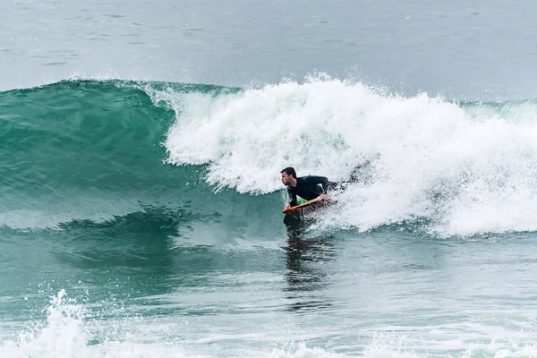 Bodyboarder surft auf der Meereswelle — Stockfoto