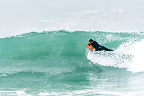 Bodyboarder 서핑 바다 물결 — 스톡 사진