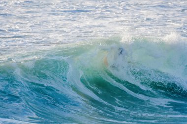 Bodyboarder sörf okyanus dalgası