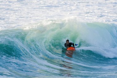 Bodyboarder sörf okyanus dalgası