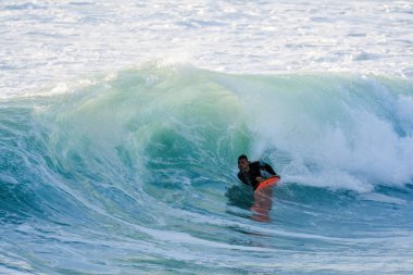 Bodyboarder sörf okyanus dalgası