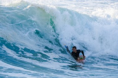 Bodyboarder sörf okyanus dalgası