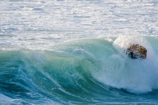 Пограничный серфинг в океане — стоковое фото