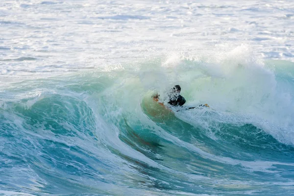 Bodyboarder surfování ocean wave — Stock fotografie