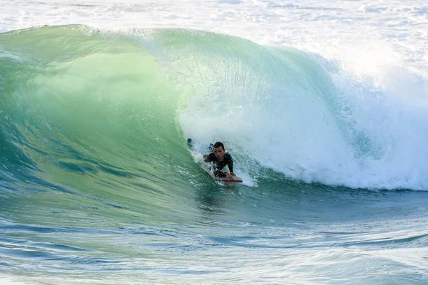 Kehonrakentaja Surfing Ocean Wave — kuvapankkivalokuva