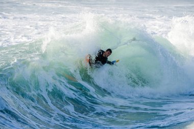 Bodyboarder sörf okyanus dalgası