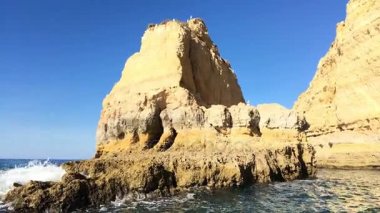 Carvoeiro yakınlarındaki Rocky sahili.
