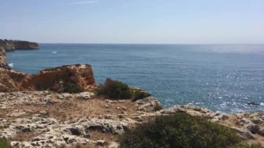 Carvoeiro yakınlarındaki Rocky sahili.