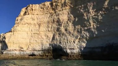 Carvoeiro yakınlarındaki Rocky sahili.