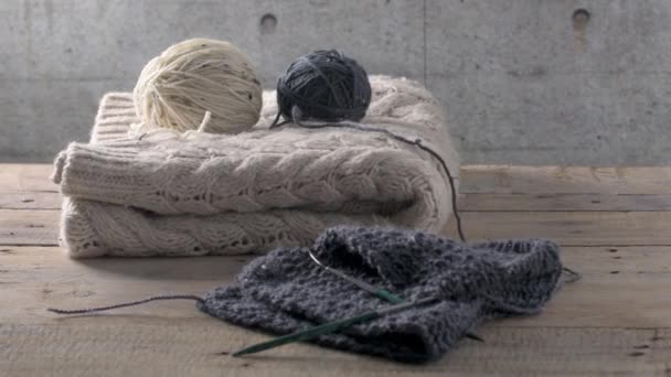 Agulhas e fios para tricotar — Vídeo de Stock