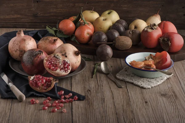 Frutos de outono na mesa rústica — Fotografia de Stock
