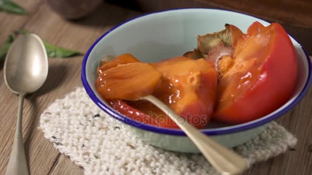 Fruits kaki sur table rustique — Video