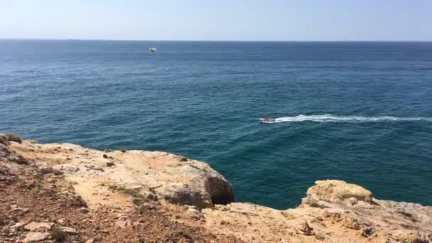 Costa rocosa cerca de Carvoeiro — Vídeos de Stock