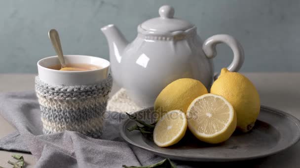 Tasse Heißer Tee Mit Zitrone Einem Gestrickten Warmen Winterschal Auf — Stockvideo