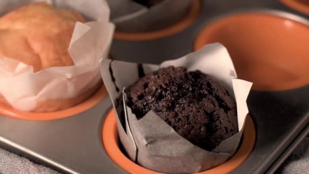 チョコレートと焼きの食材を用いた自家製のマフィン — ストック動画
