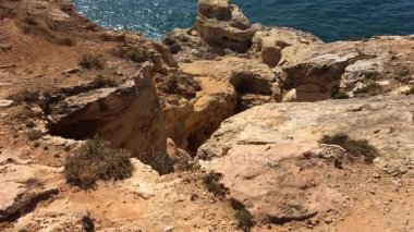 Carvoeiro şehir, Lagoa, Algarve - Portekiz yakınındaki yaz Atlantik Okyanusu kayalık sahil şeridi.
