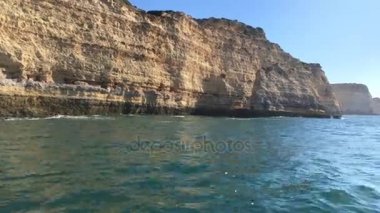 Carvoeiro şehir, Lagoa, Algarve - Portekiz yakınındaki yaz Atlantik Okyanusu kayalık sahil şeridi.