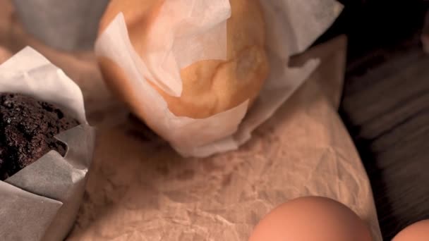 Hausgemachte Muffins Mit Schokolade Und Backzutaten — Stockvideo