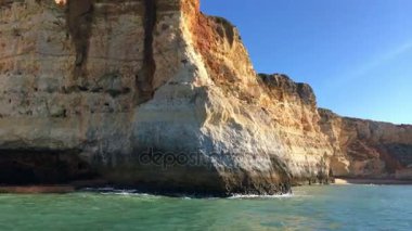 Carvoeiro şehir, Lagoa, Algarve - Portekiz yakınındaki yaz Atlantik Okyanusu kayalık sahil şeridi.