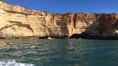 Carvoeiro şehir, Lagoa, Algarve - Portekiz yakınındaki yaz Atlantik Okyanusu kayalık sahil şeridi.