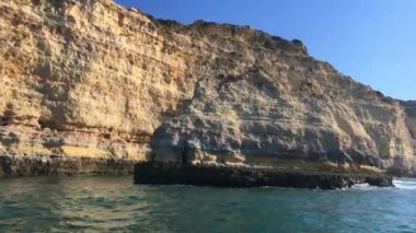 Carvoeiro şehir, Lagoa, Algarve - Portekiz yakınındaki yaz Atlantik Okyanusu kayalık sahil şeridi.