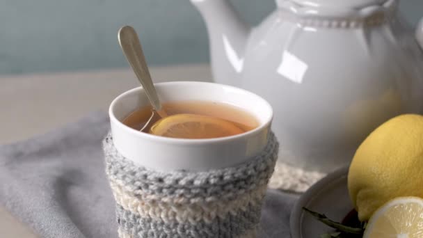 Taza Caliente Con Limón Vestido Punto Bufanda Invierno Caliente Mesa — Vídeos de Stock