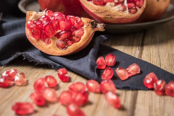Fruta de granada sobre mesa rústica —  Fotos de Stock