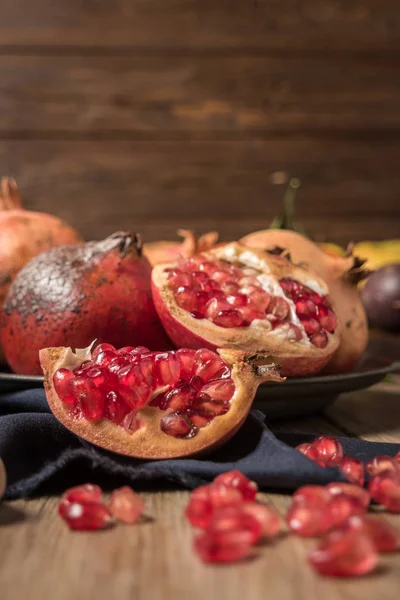Granatäpple frukt på rustika bord — Stockfoto