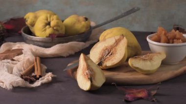 Ayva meyve ve masa üstü üzerinde seramik bir kasede marmelade.
