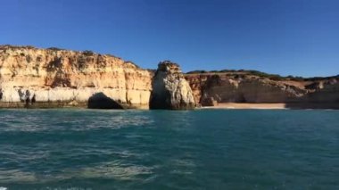 Carvoeiro şehir, Lagoa, Algarve - Portekiz yakınındaki yaz Atlantik Okyanusu kayalık sahil şeridi.