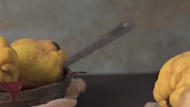 Κυδώνι Φρούτα Στην Κορυφή Του Πίνακα — Αρχείο Βίντεο