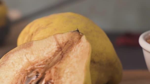 マルメロの果実とテーブル上にはセラミック ボールでマーマレード — ストック動画