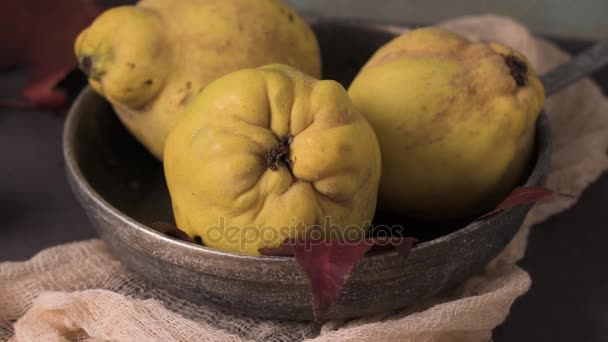 Membrillo Frutas Mesa — Vídeos de Stock