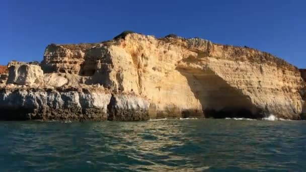 Été Océan Atlantique littoral rocheux près de Carvoeiro ville, Lagoa, Algarve - Portugal .