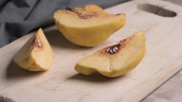 Ayva Meyve Parçaları Beton Mutfak Tezgah Üzerinde — Stok video