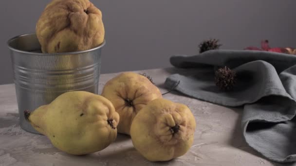 Piezas Fruta Membrillo Encimera Cocina Hormigón — Vídeos de Stock