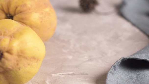 Frutas Maduras Membrillo Encimera Cocina — Vídeos de Stock