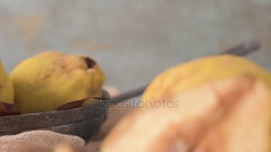 Ayva meyve ve masa üstü üzerinde seramik bir kasede marmelat.