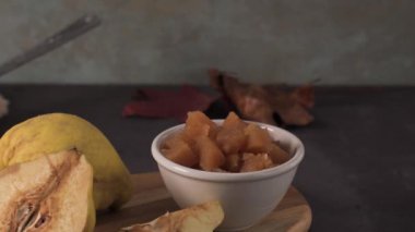 Masa üstü üzerinde seramik bir kasede marmelat.