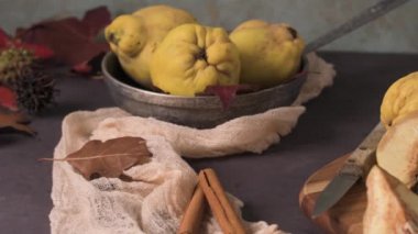 Ayva meyve ve masa üstü üzerinde seramik bir kasede marmelat.
