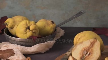 Ayva meyve ve masa üstü üzerinde seramik bir kasede marmelat.