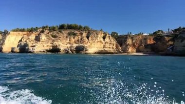 Carvoeiro şehir, Lagoa, Algarve - Portekiz yakınındaki yaz Atlantik Okyanusu kayalık sahil şeridi.