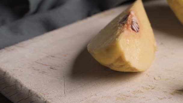 Pièces Fruits Coing Sur Comptoir Cuisine Béton — Video
