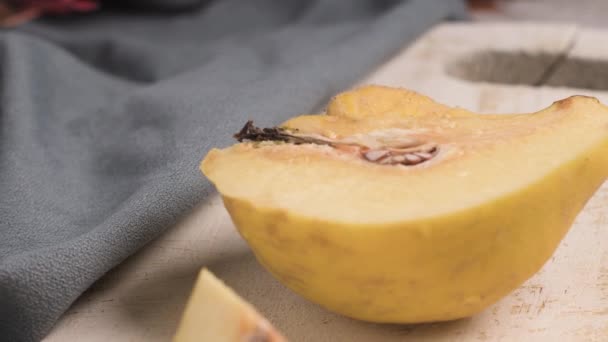 Pièces Fruits Coing Sur Comptoir Cuisine Béton — Video