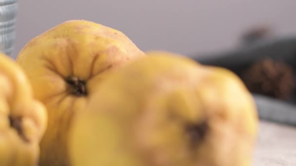 Zralé Kdoule Ovoce Kuchyňské Desky — Stock video